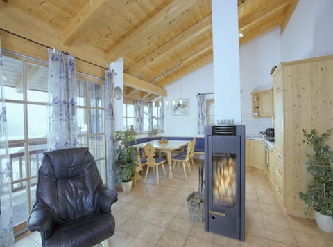 Chalet | Living room | Fireplace