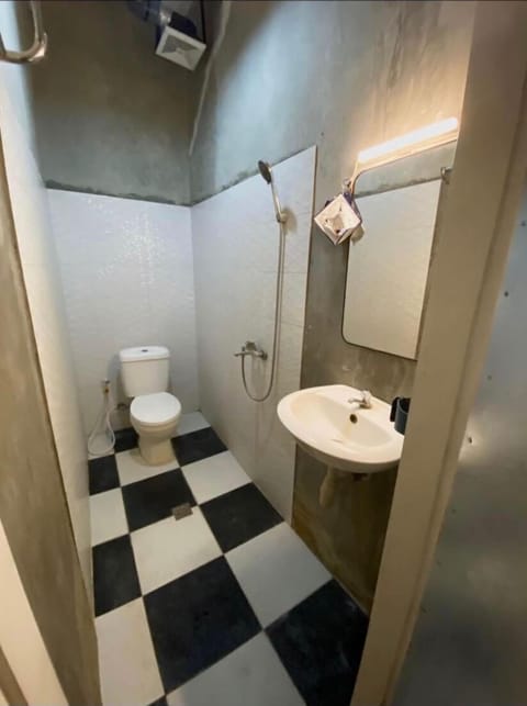 Shower, free toiletries, towels, soap