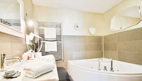 Deluxe Double Room, Garden View | Bathroom | Hair dryer, towels, soap, shampoo