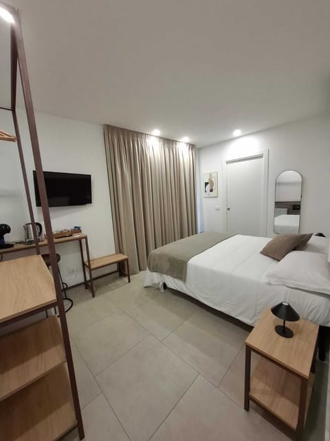 Double Room | In-room safe, blackout drapes, iron/ironing board, free WiFi