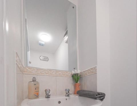 House | Bathroom | Combined shower/tub, deep soaking tub, free toiletries, towels