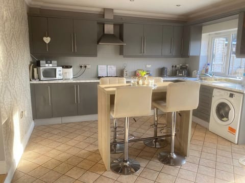 House | Private kitchen | Fridge, microwave, oven, stovetop