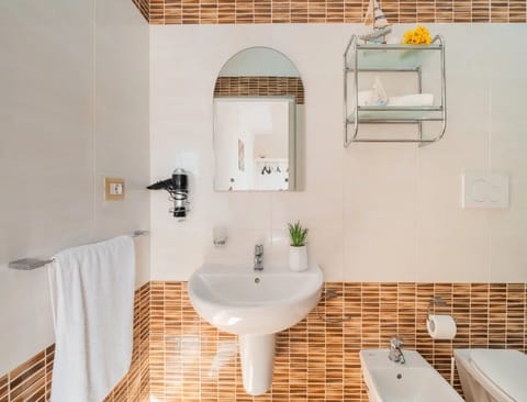 Room, 1 Bedroom, Smoking, Patio | Bathroom