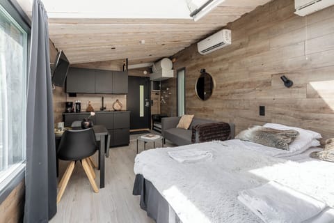 Superior Studio, Lake View | Hypo-allergenic bedding, laptop workspace, free WiFi, bed sheets