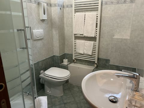 Comfort Double or Twin Room | Bathroom | Free toiletries, hair dryer, towels, soap