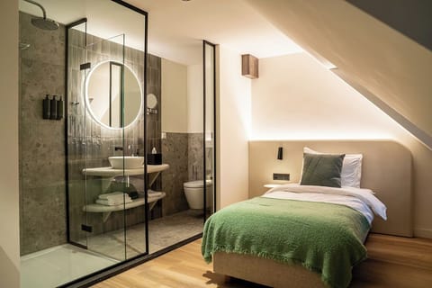 Comfort Single Room | In-room safe, laptop workspace, free WiFi, bed sheets