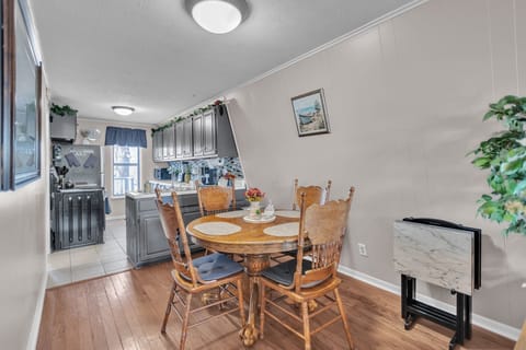 House, 2 Bedrooms | Dining