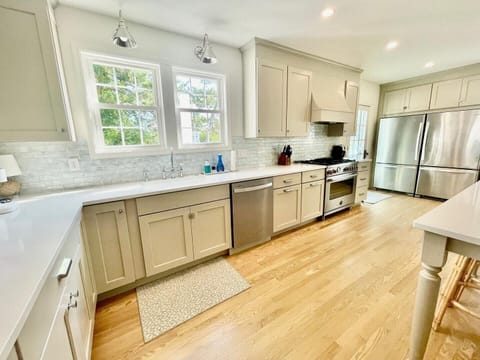 Cottage, Multiple Beds, Pool Access, Pool View | Private kitchen