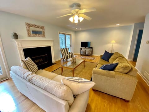 House, Multiple Beds, Patio, Garden View | Living area | Fireplace