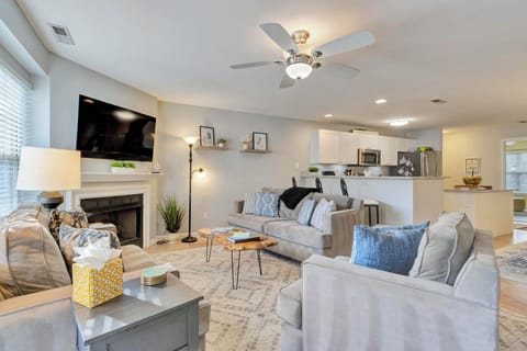 Condo, Multiple Beds, Kitchen, Pool View | Living area