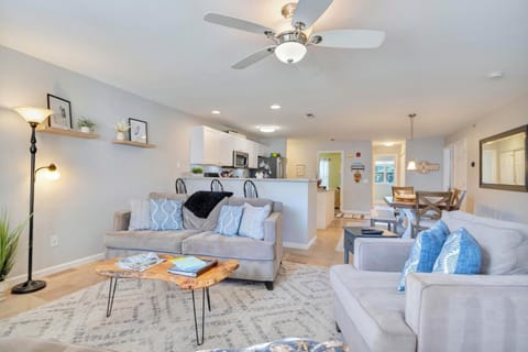 Condo, Multiple Beds, Kitchen, Pool View | Living area