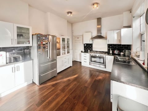 House | Private kitchen | Fridge, microwave, oven, stovetop