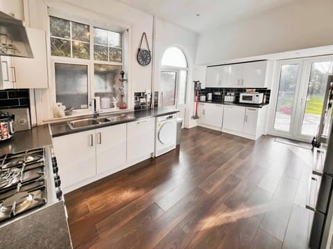 House | Private kitchen | Fridge, microwave, oven, stovetop