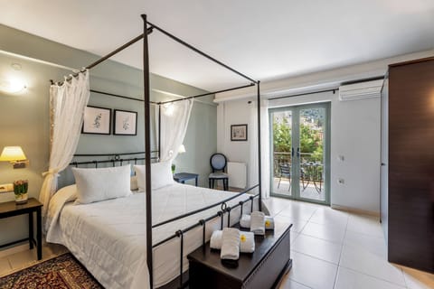 Superior Double Room, Sea View | Free minibar items, desk, soundproofing, free WiFi