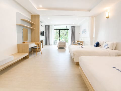 Family Room | Desk, WiFi (free), bed sheets