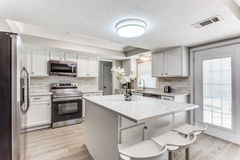 House, 5 Bedrooms | Private kitchen | Fridge, oven, coffee/tea maker, toaster