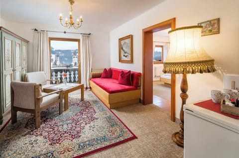 Suite, Balcony, Mountain View | Living area