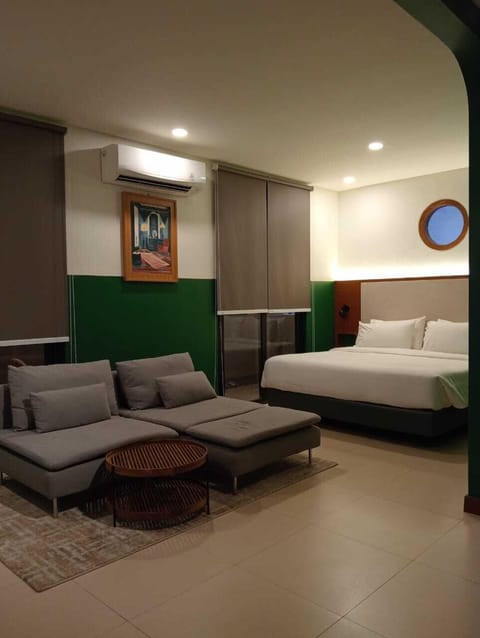 Executive Room, Non Smoking | Living area | TV