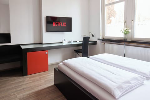 Basic Double Room | Desk, laptop workspace, blackout drapes, free WiFi