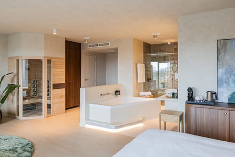 Unwind Suite | Blackout drapes, free WiFi, bed sheets