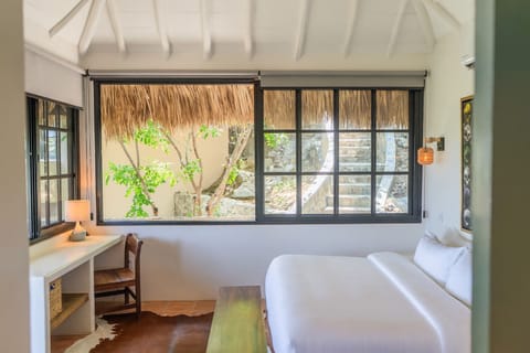 Caista Tlacuache | Premium bedding, down comforters, Tempur-Pedic beds, in-room safe