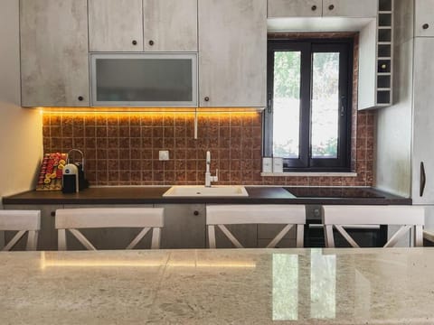 Comfort House, Patio, Lake View | Dining room