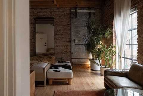Standard Studio | Desk, laptop workspace, WiFi (free), individually decorated