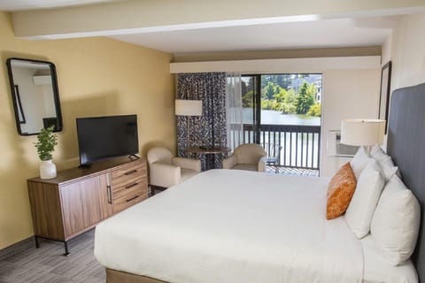 Deluxe Room, 1 Queen Bed, Lake View | Laptop workspace, blackout drapes, iron/ironing board, free WiFi