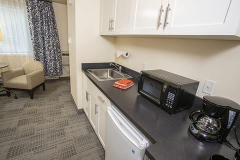 Studio, 1 Queen Bed | Private kitchenette | Mini-fridge, microwave, coffee/tea maker, toaster