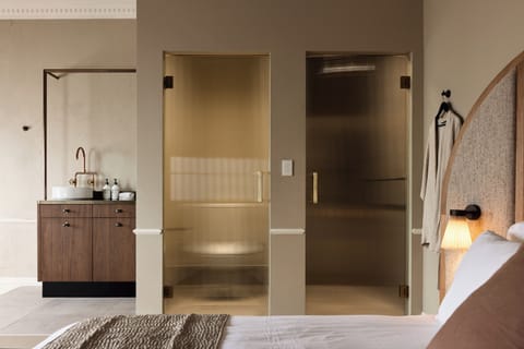 Minibar, free WiFi, bed sheets