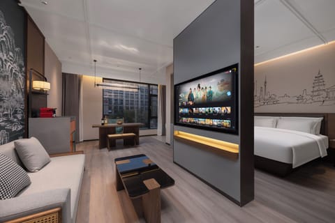 Comfort Suite, Non Smoking, City View | Down comforters, minibar, in-room safe, WiFi (free)