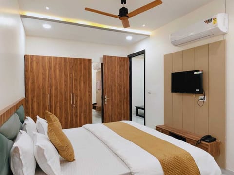 Rollaway beds (surcharge), WiFi (free), bed sheets