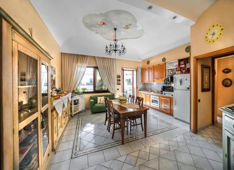 Daily continental breakfast (EUR 15 per person)