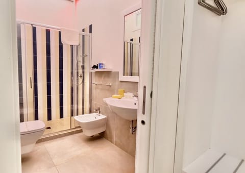 Double Room | Bathroom | Shower, rainfall showerhead, free toiletries, hair dryer