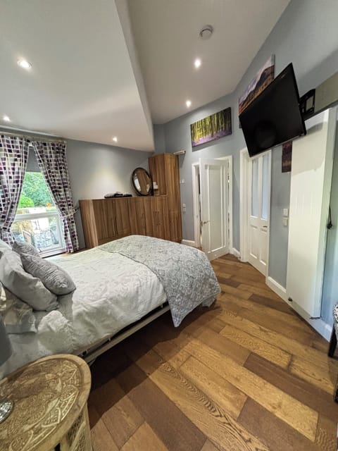 Deluxe Apartment, Garden View | Egyptian cotton sheets, premium bedding, Tempur-Pedic beds