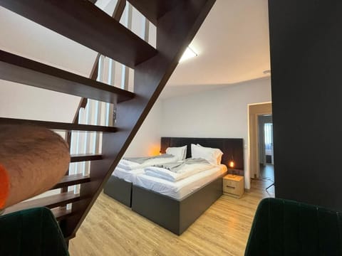 Business Double Room, 1 Bedroom, Non Smoking, Air conditioning | In-room safe, desk, blackout drapes, free WiFi