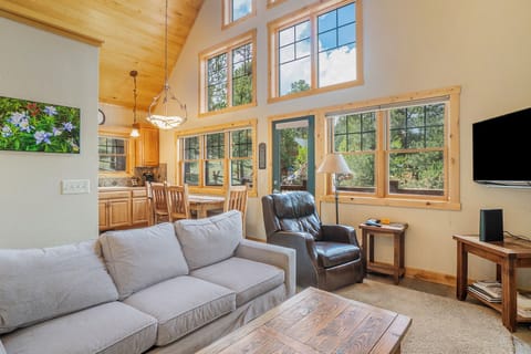 Condo, 2 Bedrooms | Living area