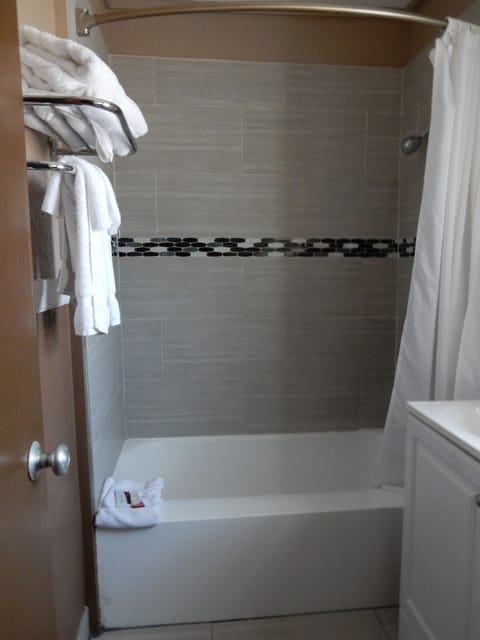 Economy Single Room, 1 Bedroom | Bathroom | Free toiletries, towels, soap, shampoo