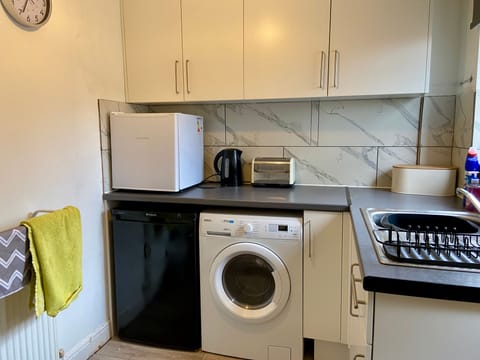 House | Private kitchen | Fridge, microwave, oven, stovetop