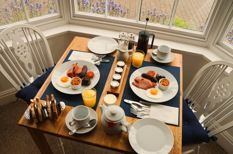 Daily full breakfast (GBP 15 per person)