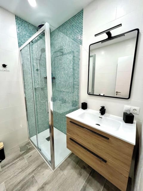 Comfort Apartment, 3 Bedrooms | Bathroom | Shower, hair dryer, towels, soap