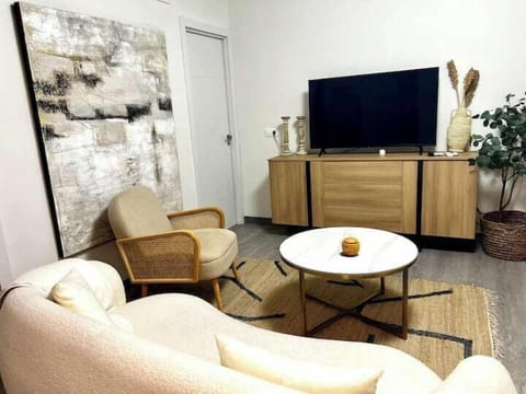 Comfort Apartment, 3 Bedrooms | Living room