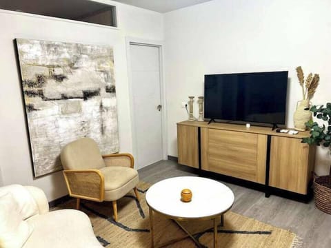 Comfort Apartment, 3 Bedrooms | Living room