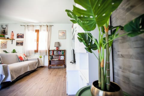 Duplex, Mountain View | Living area | Flat-screen TV