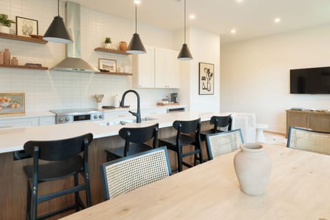 B208 Robinson | Private kitchen | Full-size fridge, microwave, oven, stovetop