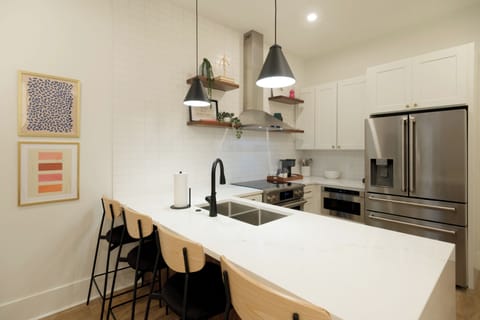 A301 Pershing | Private kitchen | Full-size fridge, microwave, oven, stovetop