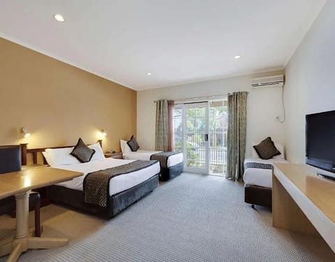 Comfort Double Room | Desk, laptop workspace, iron/ironing board, free WiFi