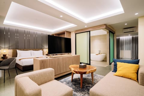 Suite | Premium bedding, minibar, in-room safe, desk