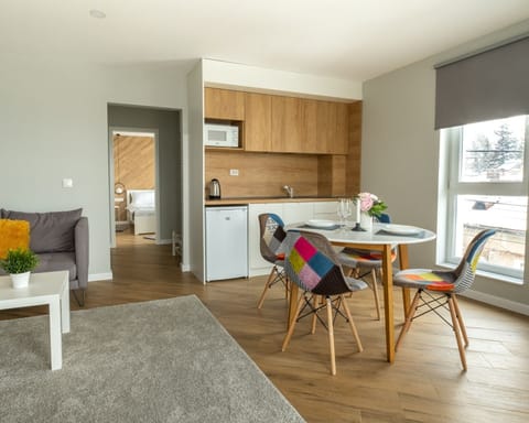 Apartment, 1 Bedroom, Balcony, Garden View | Dining room