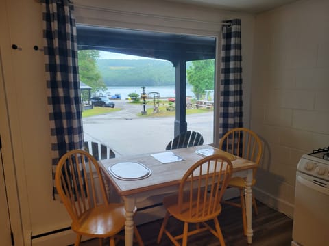 Suite 2 - No Pets | In-room dining